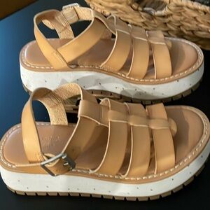 Universal Thread Women’s Tan Platform Sandals Size 5